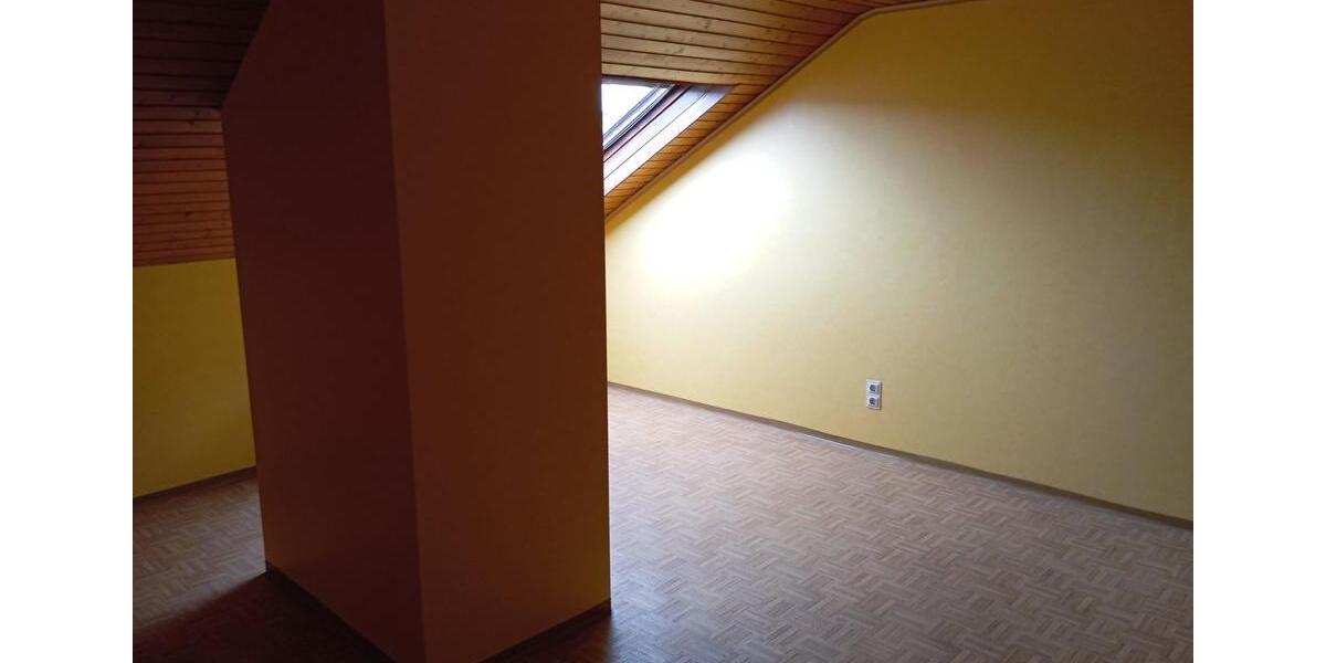 Dachgeschoßwohnung Sinsheim - 3 Zimmer, 100 m&sup2;, 680&euro; | Angebot:25105272