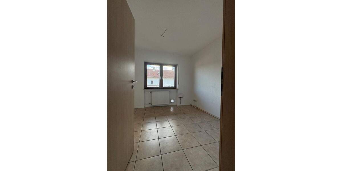Etagenwohnung Sinsheim - 4 Zimmer, 120 m&sup2;, 1.250&euro; | Angebot:25778052