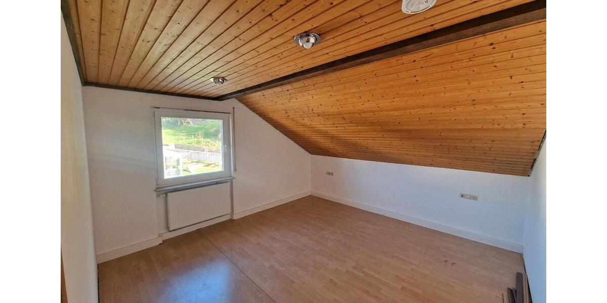 Dachgeschoßwohnung Oedheim - 3.5 Zimmer, 87 m&sup2;, 1.100&euro; | Angebot:24878624