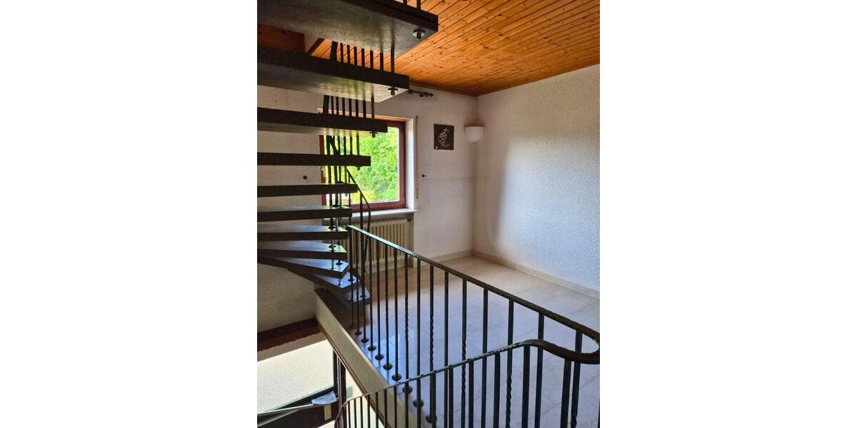 Etagenwohnung Sinsheim - 6 Zimmer, 190 m&sup2;, 1.300&euro; | Angebot:26566841