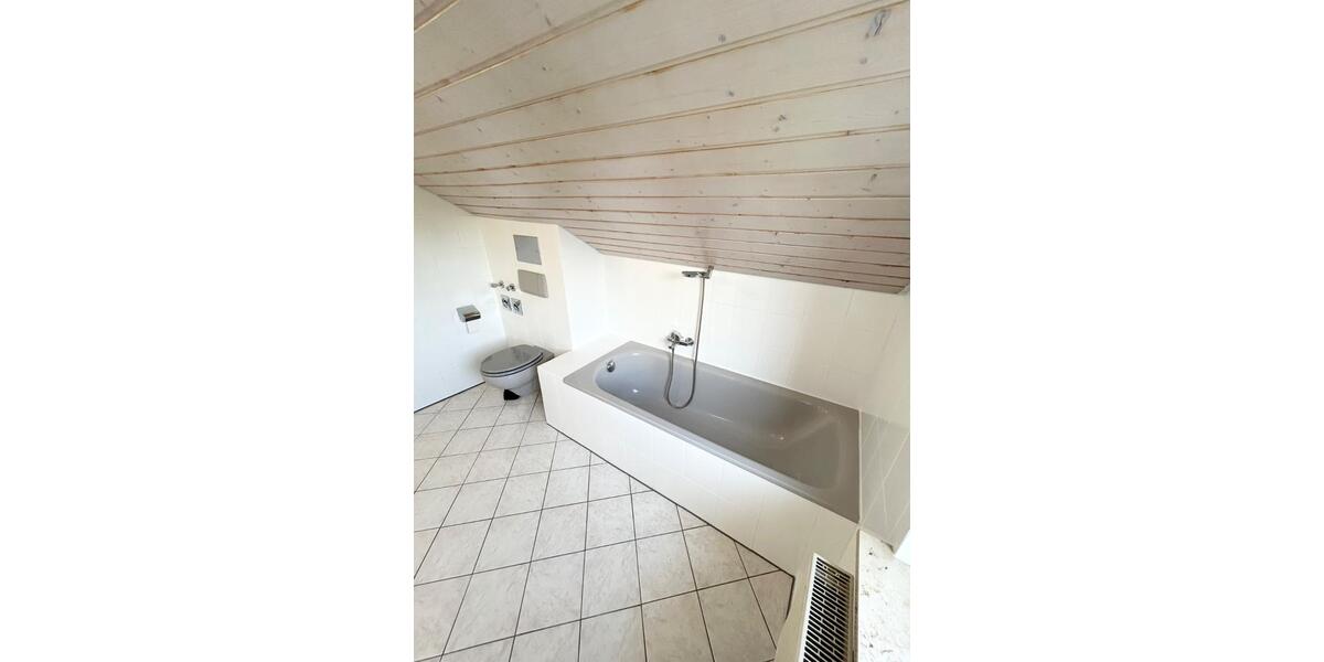 Dachgeschoßwohnung Oberriexingen - 3 Zimmer, 76 m&sup2;, 912&euro; | Angebot:25936829