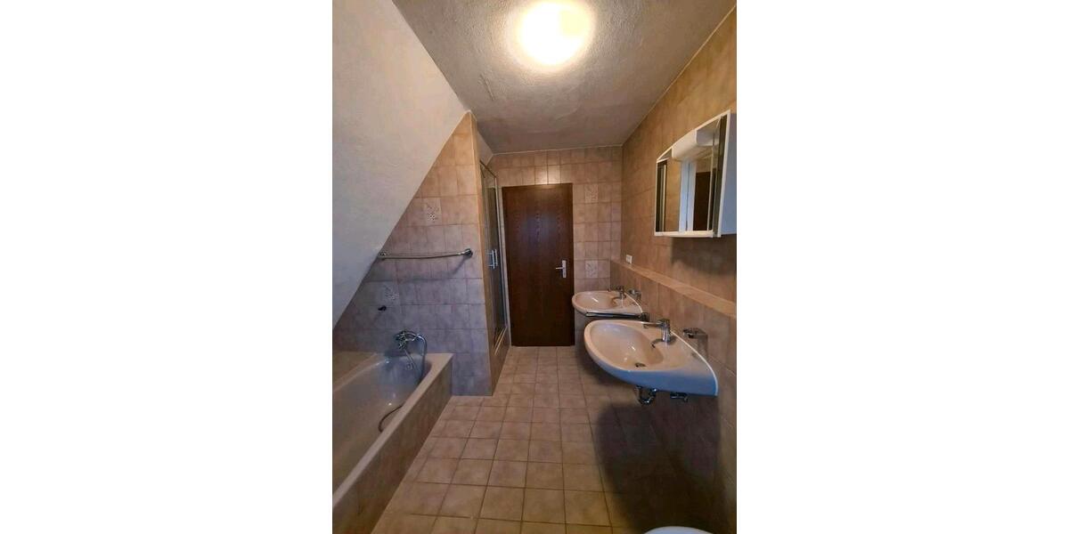 Dachgeschoßwohnung Obrigheim - 3.5 Zimmer, 108 m&sup2;, 1.100&euro; | Angebot:25928793