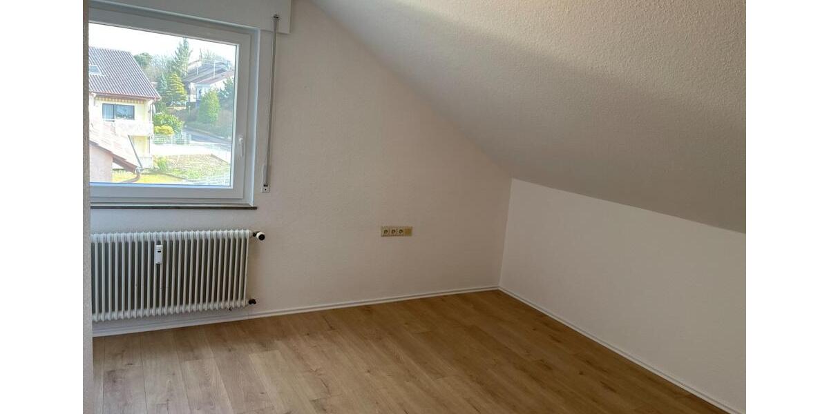 Dachgeschoßwohnung Sternenfels - 3 Zimmer, 69 m&sup2;, 750&euro; | Angebot:25963149