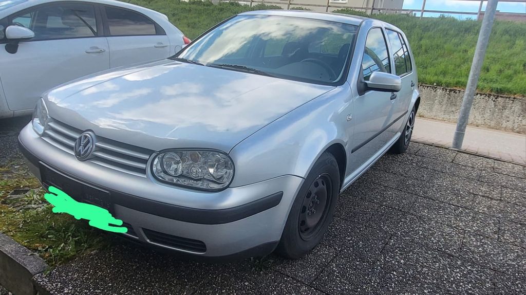 VW Golf 145.798 km 2.390 &euro; Königsbach-Stein 75203
