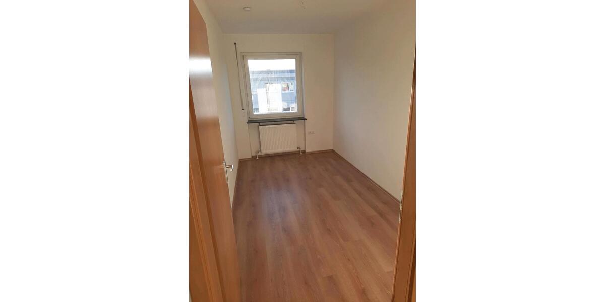 Etagenwohnung Sachsenheim - 4.5 Zimmer, 94 m&sup2;, 1.250&euro; | Angebot:25821678