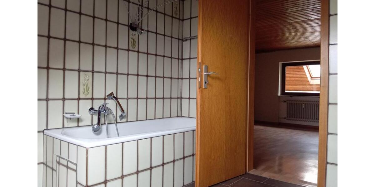 Dachgeschoßwohnung Sinsheim - 3 Zimmer, 100 m&sup2;, 680&euro; | Angebot:25105272