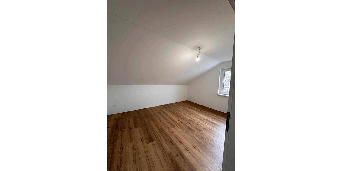 Dachgeschoßwohnung Markgröningen - 2.5 Zimmer, 80 m&sup2;, 1.375&euro; | Angebot:25267862